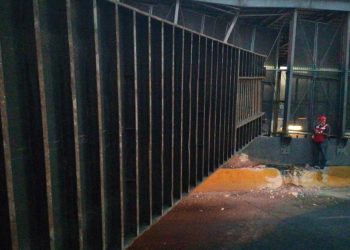 Choca tráiler en muro del Metro entre Oceanía y Terminal Aérea