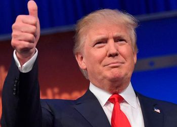 Juez declara al expresidente Trump en desacato y le impone multa