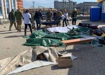 Ataque de Rusia a estación de tren en Ucrania deja decenas de civiles muertos 