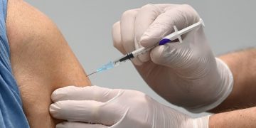 Riesgo de miopericarditis asociado con vacunas contra COVID es muy bajo, asegura estudio