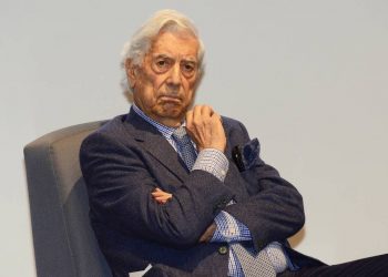 El escritor Mario Vargas Llosa recibió el alta hospitalaria tras superar el COVID 19