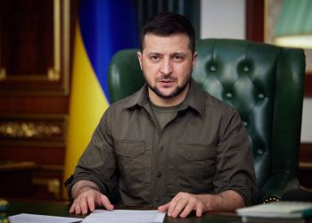 Zelenski pide a Macron que interceda para lograr un alto el fuego en Mariupol