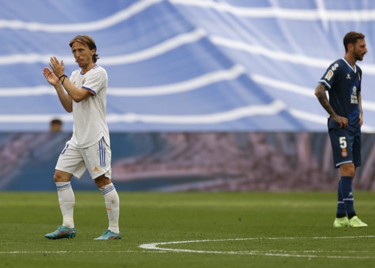 MADRID, 30/04/2022.- El centrocampista del Real Madrid Luka Modric (i) y el defensa del Espanyol, Calero (d) durante el partido de Liga que Real Madrid y Espanyol disputan este sábado en el estadio Santiago Bernabéu de la capital. EFE/Mariscal
