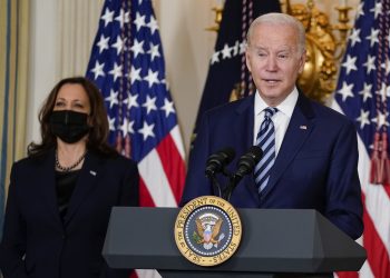 Kamala Harris pide que se prohíban las armas de asalto en EU