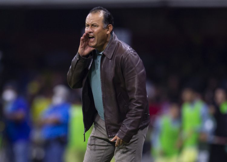 Juan Reynoso Cruz Azul head coach during the game America vs Cruz Azul, corresponding to day 17 of the Torneo Clausura Grita Mexico C22 of Liga BBVA MX, at Azteca Stadium, on April 30, 2022.



Juan Reynoso Director Tecnico de Cruz Azul durante el partido America vs Cruz Azul, correspondiente a la jornada 17 del Torneo Clausura Grita Mexico C22 de la Liga BBVA MX, en el Estadio Azteca, el 30 de Abril de 2022.