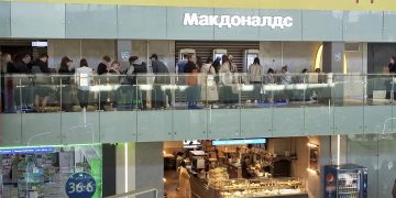 Largas filas y muchas selfies en el “último” McDonald’s ruso