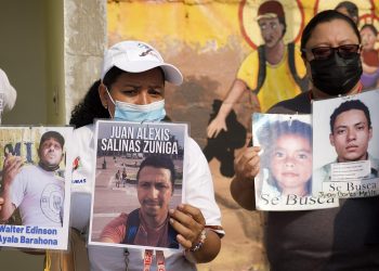 Caravana de madres homenajea a 56 migrantes muertos en Chiapas