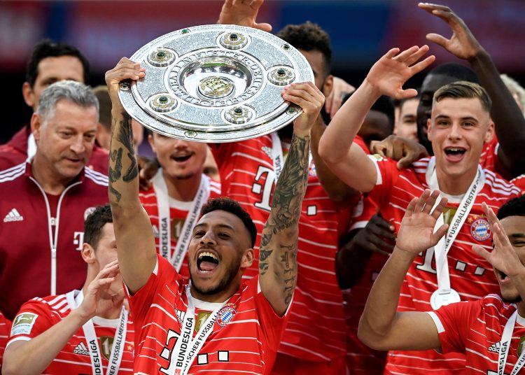 Munich (Germany), 08/05/2022.- Bayern's Corentin Tolisso (C) lifts the Bundesliga Meisterschale Trophy as his teammates celebrate their German Bundesliga championship title after the German Bundesliga soccer match between FC Bayern Muenchen and VfB Stuttgart in Munich, Germany, 08 May 2022. (Alemania) EFE/EPA/FILIP SINGER CONDITIONS - ATTENTION: The DFL regulations prohibit any use of photographs as image sequences and/or quasi-video.