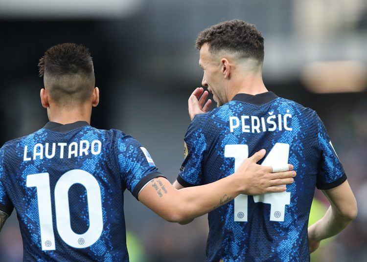 Udine (Italy), 01/05/2022.- Inter'Äôs Lautaro Martinez (L) jubilates with his teammate Ivan Perisic after scoring during the Italian Serie A soccer match Udinese Calcio vs FC Internazionale at the Friuli - Dacia Arena stadium in Udine, Italy, 01 May 2022. (Italia) EFE/EPA/GABRIELE MENIS