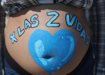 Grupos antiaborto marchan en CDMX en medio del debate en EU