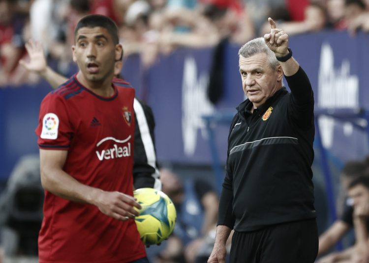 PAMPLONA, 22/05/2022.- El entrenador mexicano del RCD Mallorca Javier Aguirre (d) durante el partido de la jornada 38 de Liga en Primera División que Atlético Osasuna y RCD Mallorca disputan hoy domingo en el estadio de El Sadar, en Pamplona. EFE/Jesús Diges