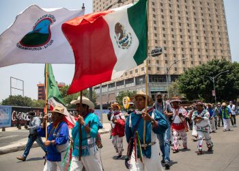 Indígenas Wixaritari llegan a la capital para exigir territorios