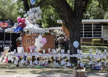 Admite policía de Texas que tomó una decisión equivocada en masacre en escuela