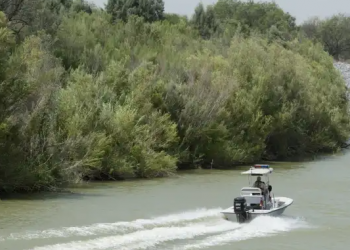 Hallan cuerpo de niño migrante ahogado en el río Grande y buscan a su hermano