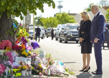 Biden dice que el supremacismo blanco es un “veneno” tras tiroteo racista
