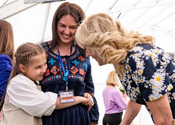 Jill Biden se reúne en Rumanía con madres ucranianas refugiadas