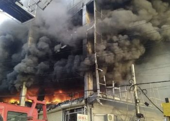 Al menos 26 muertos en un incendio en un edificio comercial en Nueva Delhi