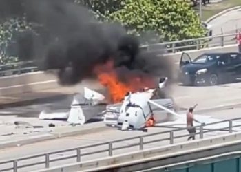 Una avioneta cae en un puente de Miami-Beach dejando un muerto y cinco heridos