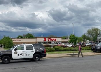 Al menos 10 muertos deja tiroteo en un supermercado de Nueva York