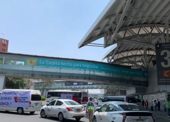 Taxistas bloquean accesos a terminales de AICM