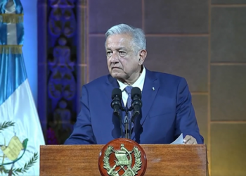 AMLO critica a EU en visita a Guatemala