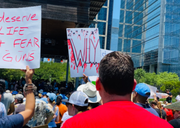 Miles de personas protestan en Houston contra convención del “lobby” de armas