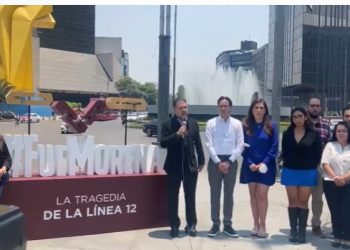 Senadores y diputados del PAN colocan antimonumento de la Línea 12 en Paseo de la Reforma