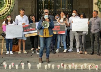 Perredistas realizan manifestación afuera de las oficinas de la Jefatura de Gobierno CDMX