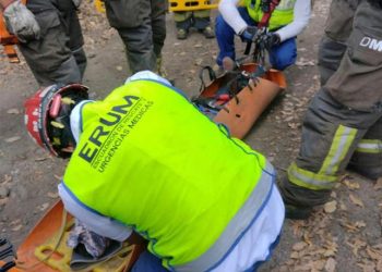 Socorristas del ERUM rescatan a una persona lesionada en el Volcán Xitle, ubicado en Tlalpan