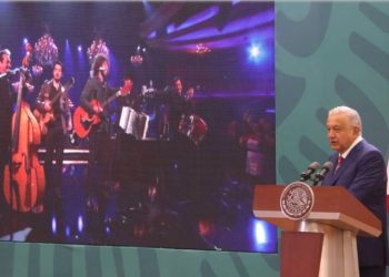 López Obrador defiende a migrantes con tema de Los Tigres del Norte