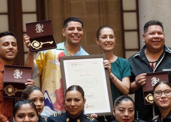 Sheinbaum entrega reconocimiento a Grupo Firme y confirma presentación en el Zócalo de la CDMX