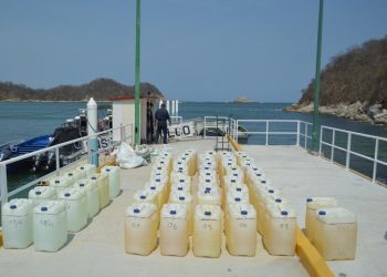Asegura la Armada de México 2 mil 400 litros de combustible y una embarcación en Santa Cruz Huatuco, Oaxaca