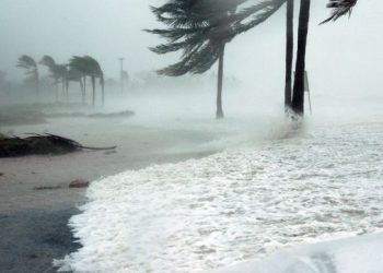 Gobernador de Oaxaca llama a tomar precauciones por huracán Agatha