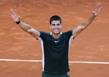 Alcaraz tumba a Djokovic y alcanza la final de Madrid