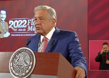 Médicos que combatieron la pandemia de COVID 19 tendrán plazas, asegura López Obrador