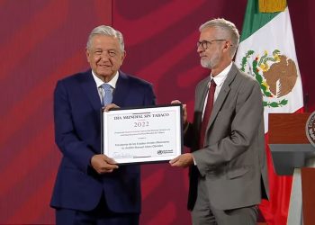 López Obrador recibe reconocimiento de la OMS por su lucha contra el tabaco