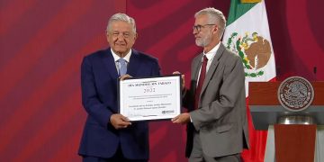 López Obrador recibe reconocimiento de la OMS por su lucha contra el tabaco