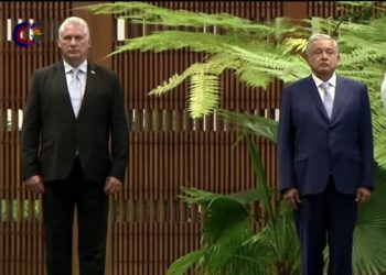 Deposita AMLO ofrenda floral en el Monumento a José Martí, es recibido oficialmente por Díaz-Canel en su visita a Cuba