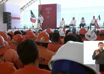López Obrador conmemora el Día del Trabajo con trabajadores de Refinería de Dos Bocas
