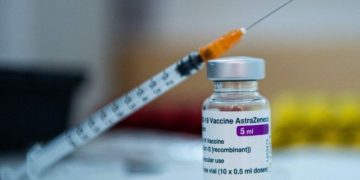 Unión Europea aprueba tercera dosis de la vacuna de AstraZeneca contra COVID 19