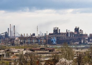 Ucrania evacúa a 264 militares de la acería de Azovstal, en Mariúpol