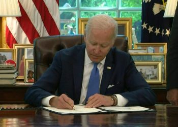 Biden firma nuevo paquete de ayuda a Ucrania de 40,000 millones de dólares