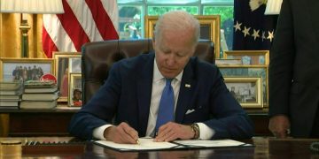 Biden firma nuevo paquete de ayuda a Ucrania de 40,000 millones de dólares