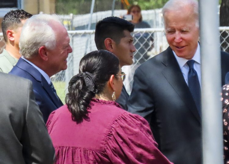 Uvalde (United States), 29/05/2022.- US President Joe Biden (R) talks to people as he visits the memorial to the victims outside Robb Elementary School in Uvalde, Texas, USA, 29 May 2022. According to Texas officials, at least 19 children and two adults were killed in a shooting at the school on 24 May. The eighteen-year-old gunman was killed by responding officers. (Estados Unidos) EFE/EPA/TANNEN MAURY