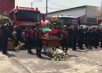 Rinden homenaje a Jefe Vulcano en Estación Central de Bomberos de CDMX