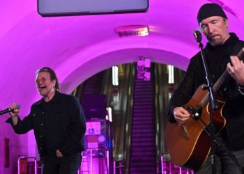 Bono ofrece concierto por la paz en estación del metro de Kiev