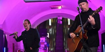 Bono ofrece concierto por la paz en estación del metro de Kiev