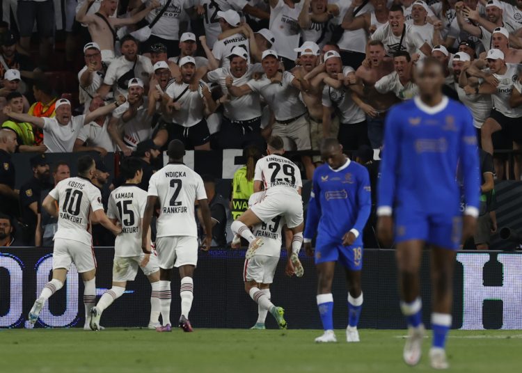 SEVILLA, 18/05/2022.- Los jugadores del Eintracht Fráncfort celebran el primer gol del equipo alemán durante el partido de la final de la Liga Europa que disputan este miércoles frente al Glasgow Rangers en el estadio Ramón Sánchez-Pizjuán, en Sevilla. EFE/Julio Muñoz.