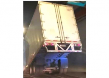Caja de tráiler se parte en Viaducto y complica circulación en la zona