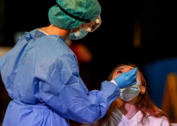 Aumento de COVID en América y África muestra que pandemia no ha acabado, advierte la OMS